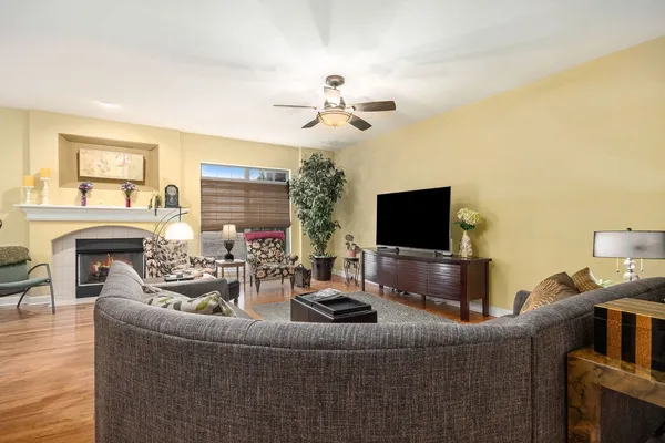 $414,900 | 63 Oak Creek Court, North Aurora, IL 60542