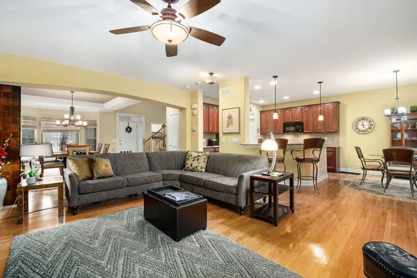 $414,900 | 63 Oak Creek Court, North Aurora, IL 60542