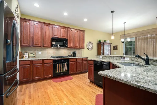 $414,900 | 63 Oak Creek Court, North Aurora, IL 60542