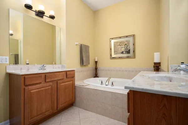 $414,900 | 63 Oak Creek Court, North Aurora, IL 60542