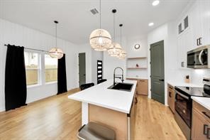 4010 Dreyfus Street Houston, TX 77021 - Photo 4 of 41 Heart of the home w/ modern touches