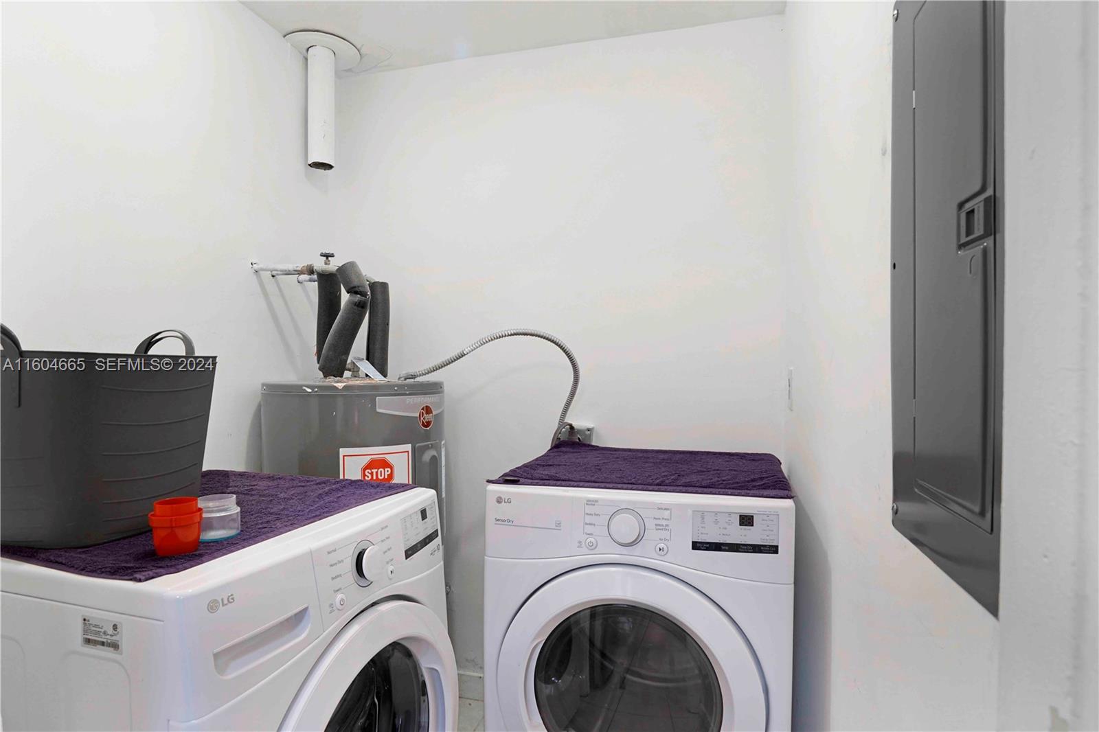 624 Northwest 11th Street Miami, FL 33136 - Photo 4 of 26 a utility room with dryer and washer