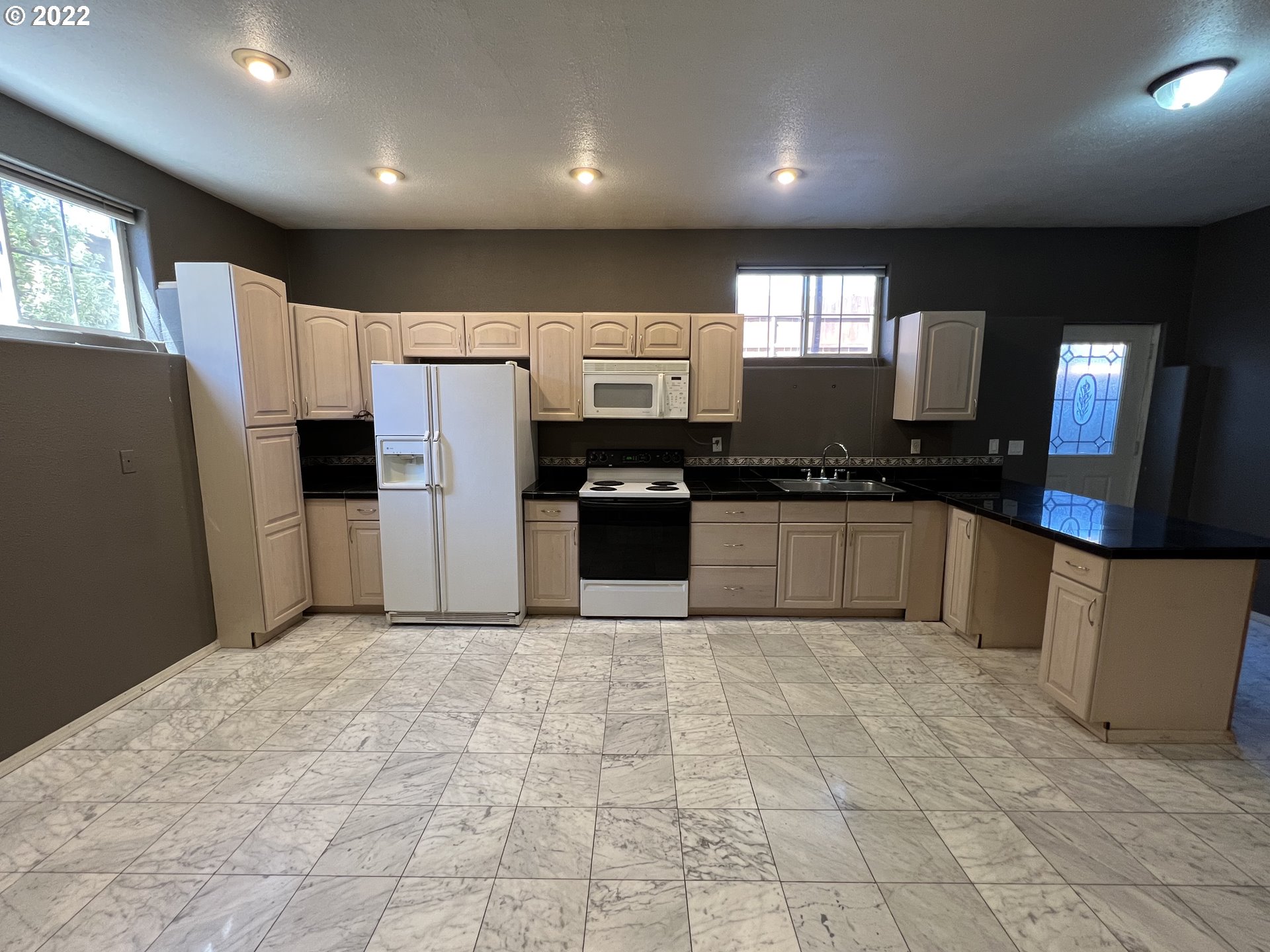 890 West Ridgeway Avenue Hermiston, OR 97838 - Photo 23 of 27 Kitchen