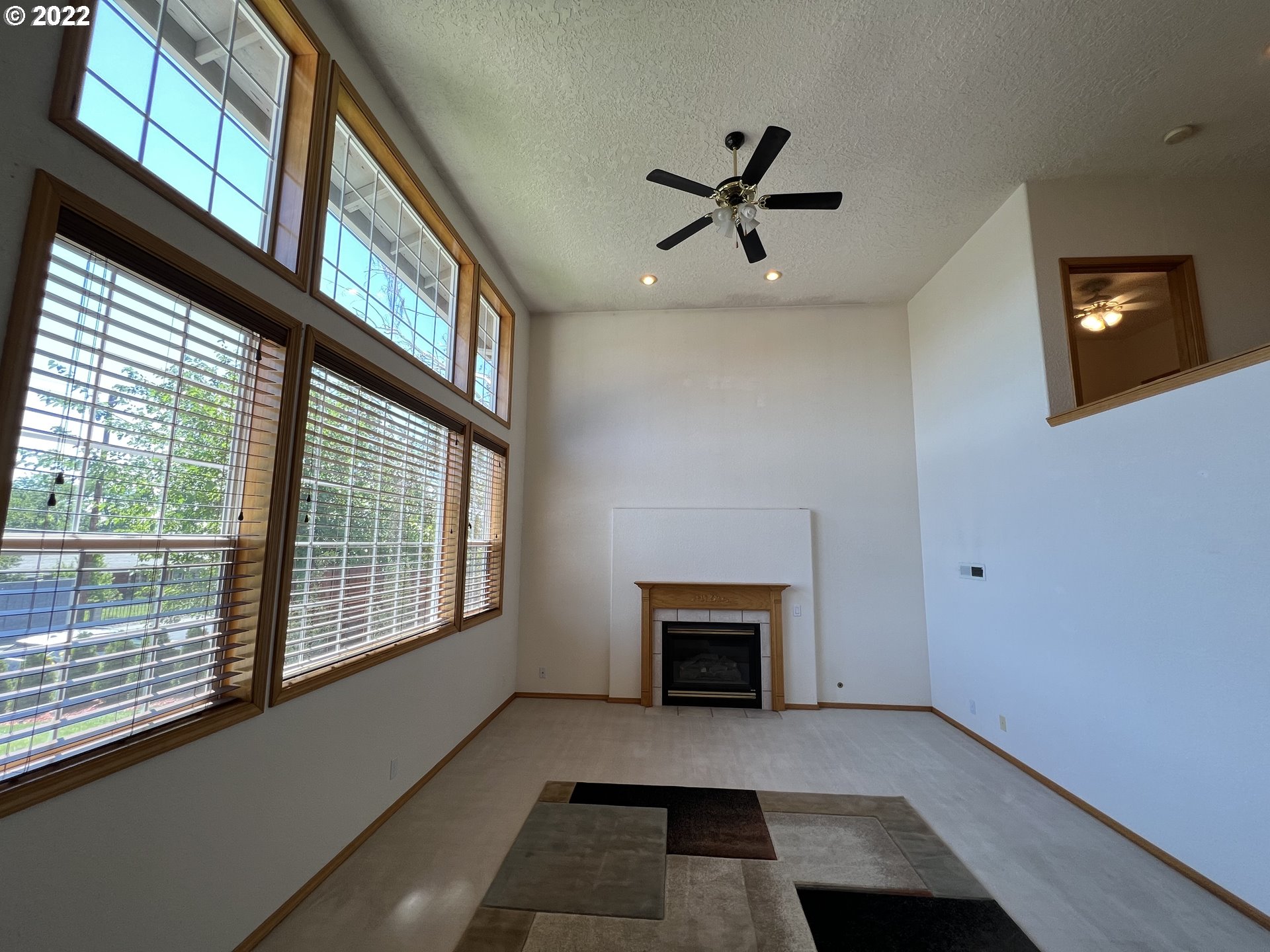 890 West Ridgeway Avenue Hermiston, OR 97838 - Photo 3 of 27 Living Room