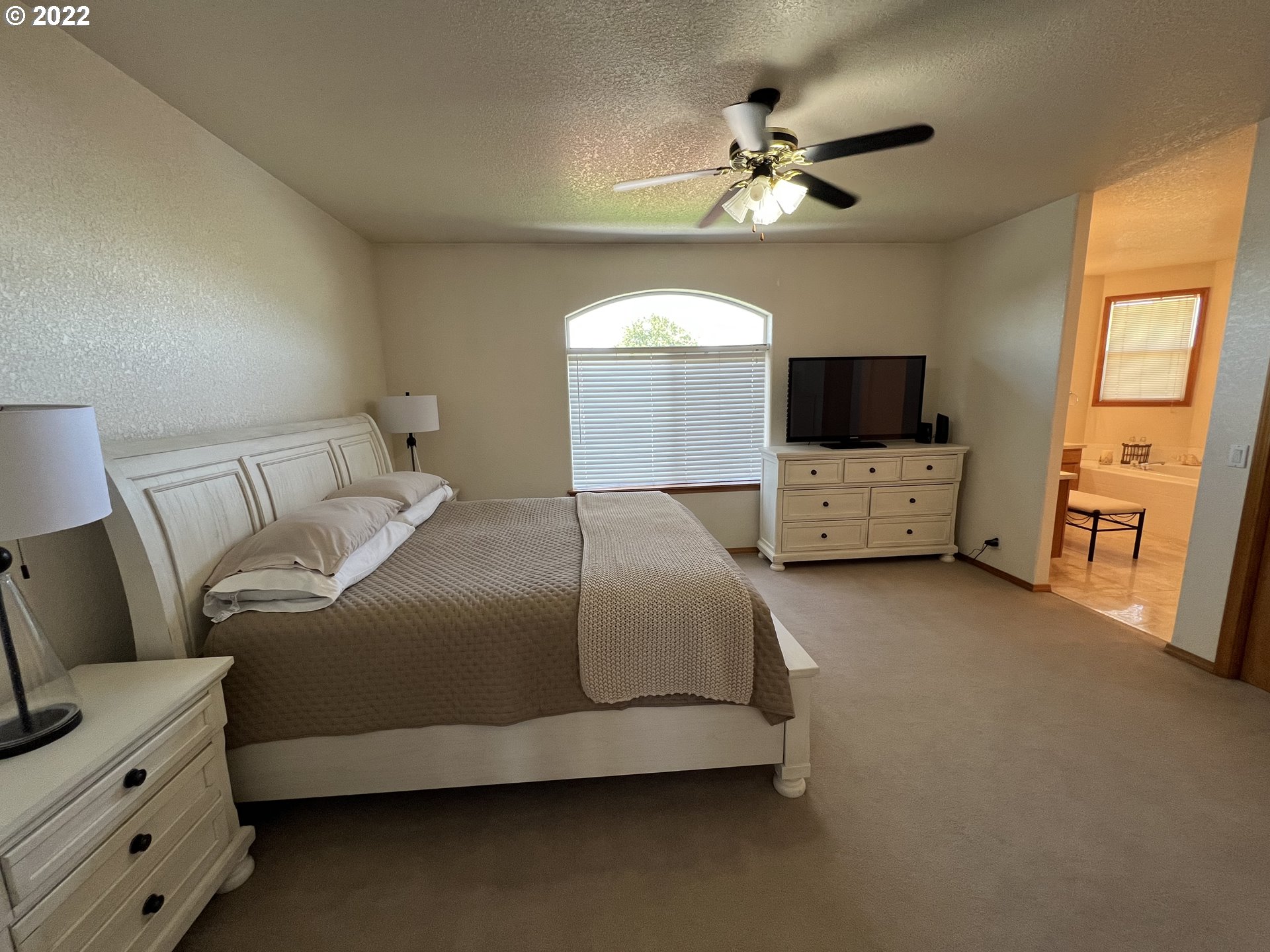 890 West Ridgeway Avenue Hermiston, OR 97838 - Photo 5 of 27 Primary Bedroom