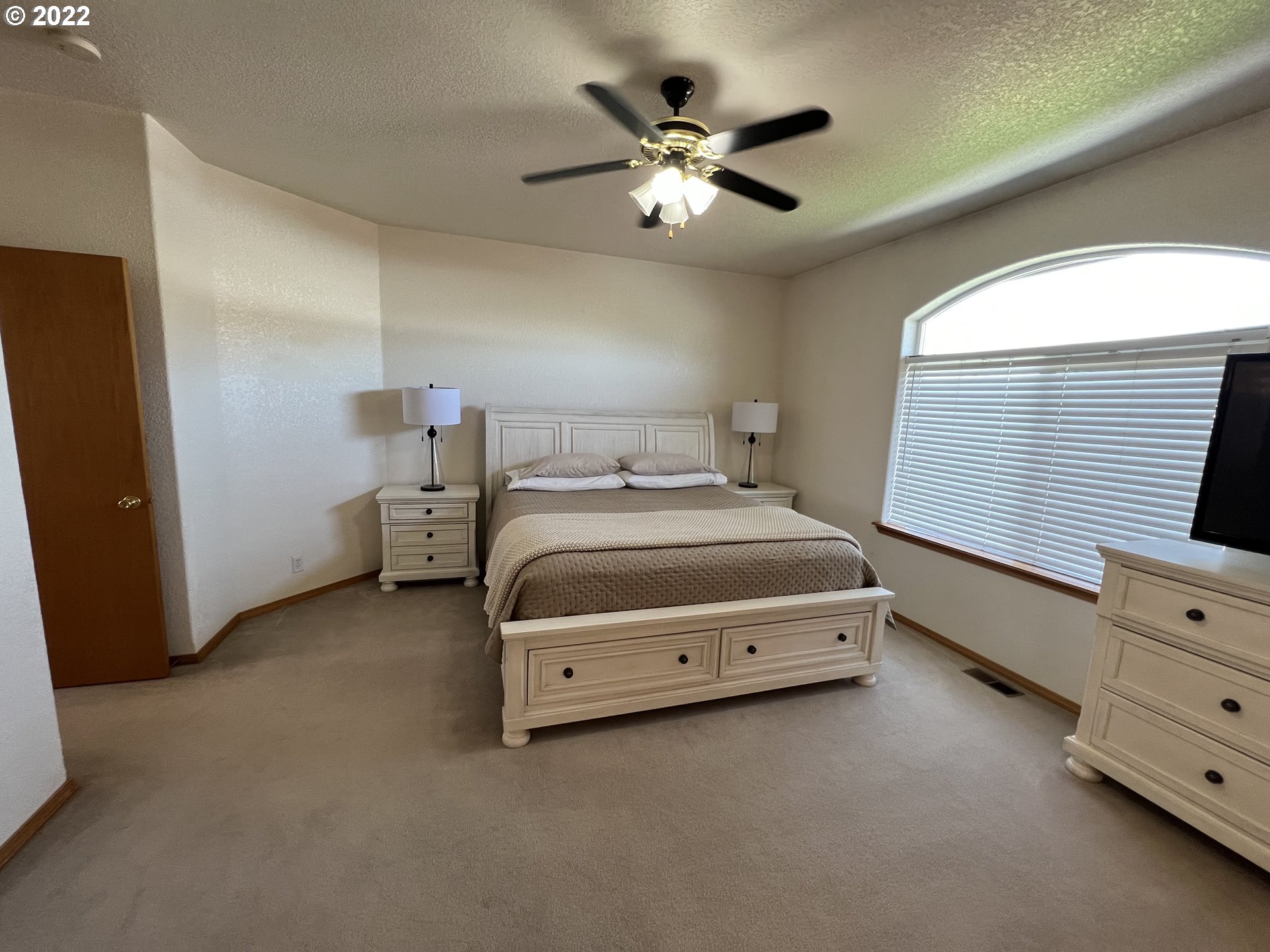 890 West Ridgeway Avenue Hermiston, OR 97838 - Photo 6 of 27 Primary Bedroom