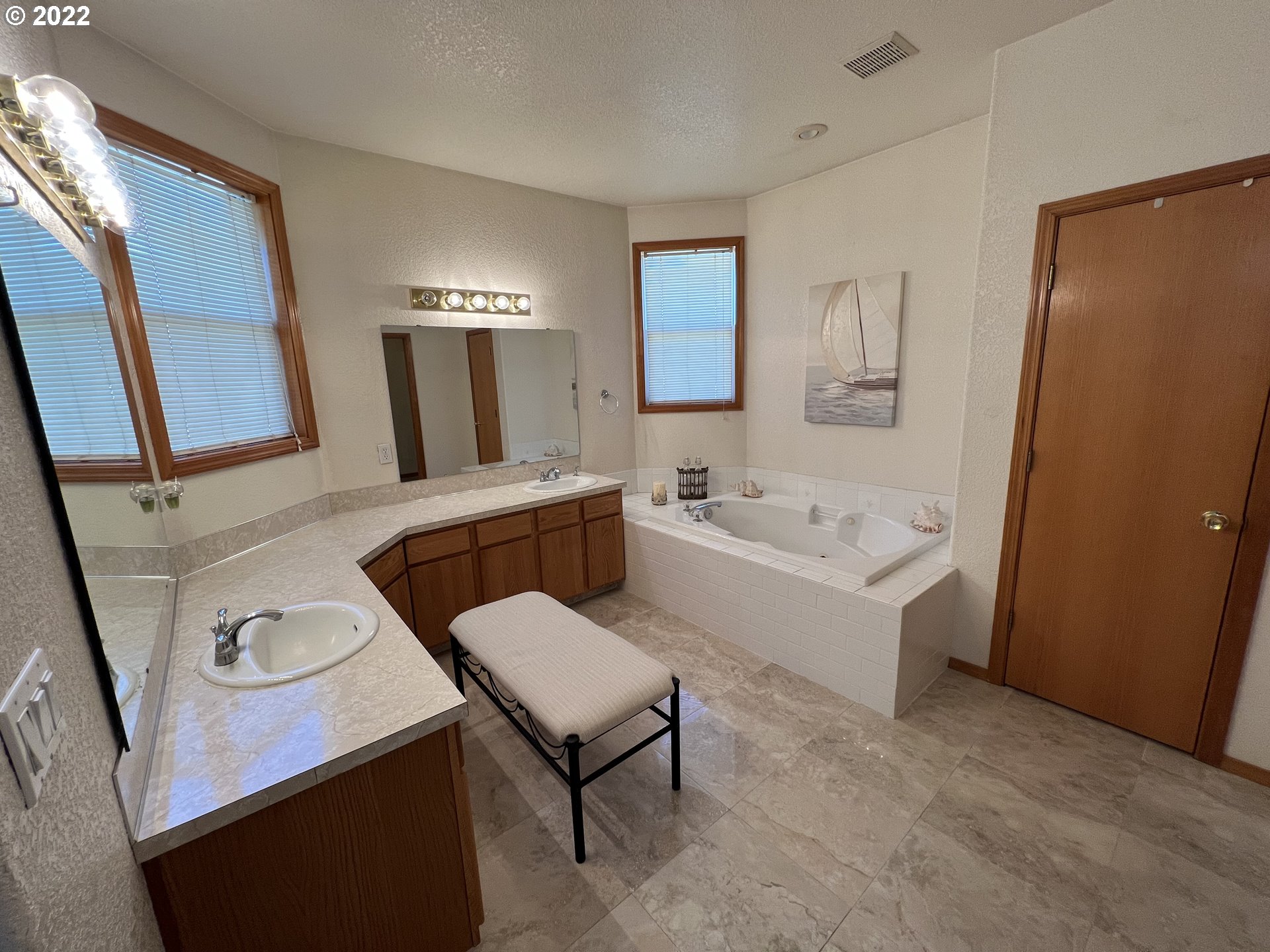 890 West Ridgeway Avenue Hermiston, OR 97838 - Photo 7 of 27 Owner's Suite Bathroom