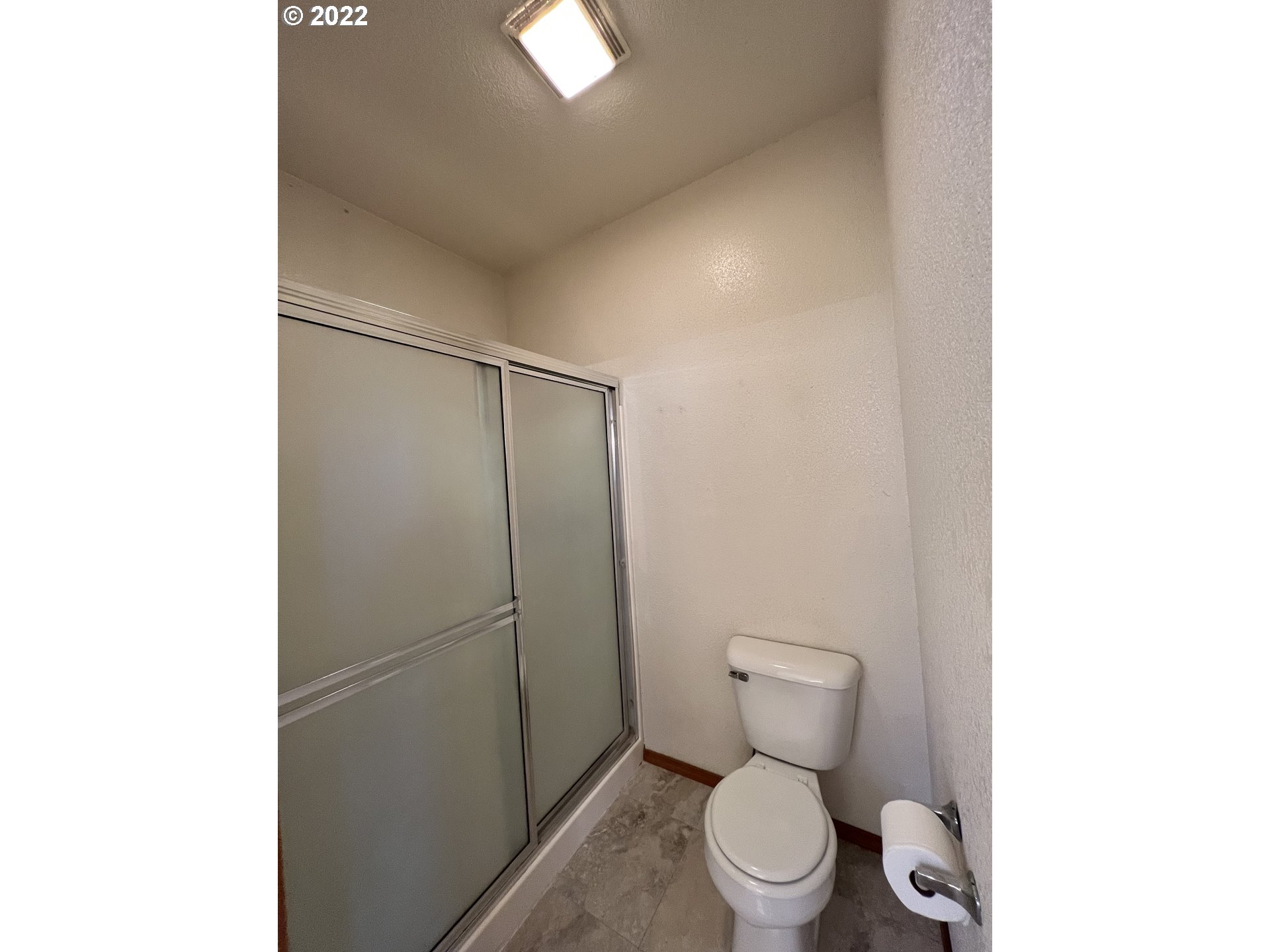890 West Ridgeway Avenue Hermiston, OR 97838 - Photo 8 of 27 Owner's Suite Bathroom