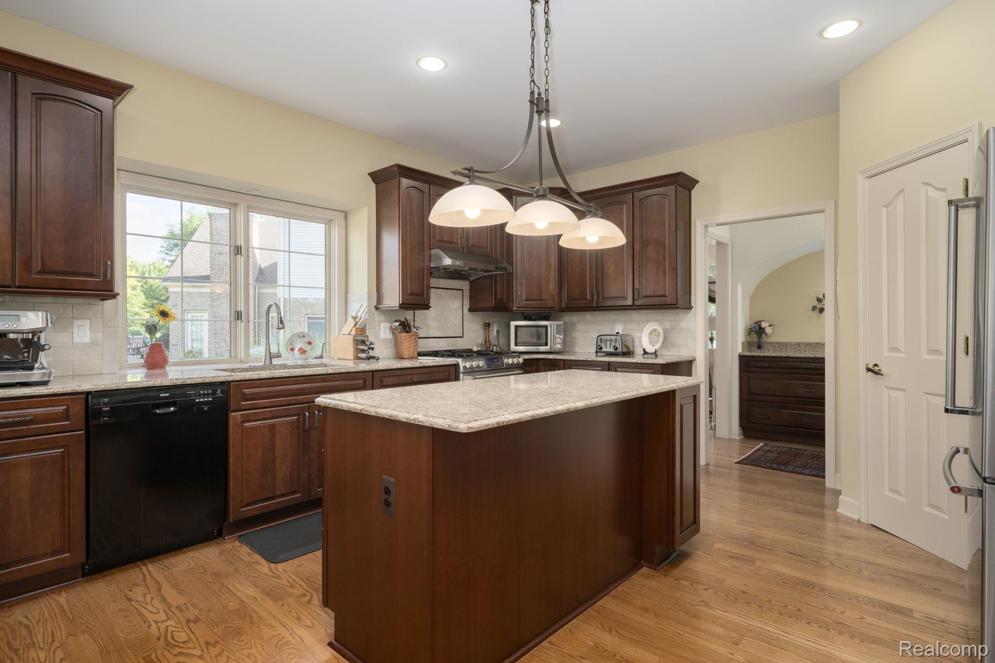 1708 Devonwood Drive Rochester, MI 48306 - Photo 17 of 70 10-web-or-mls-1708 Devonwood Dr-10.jpg