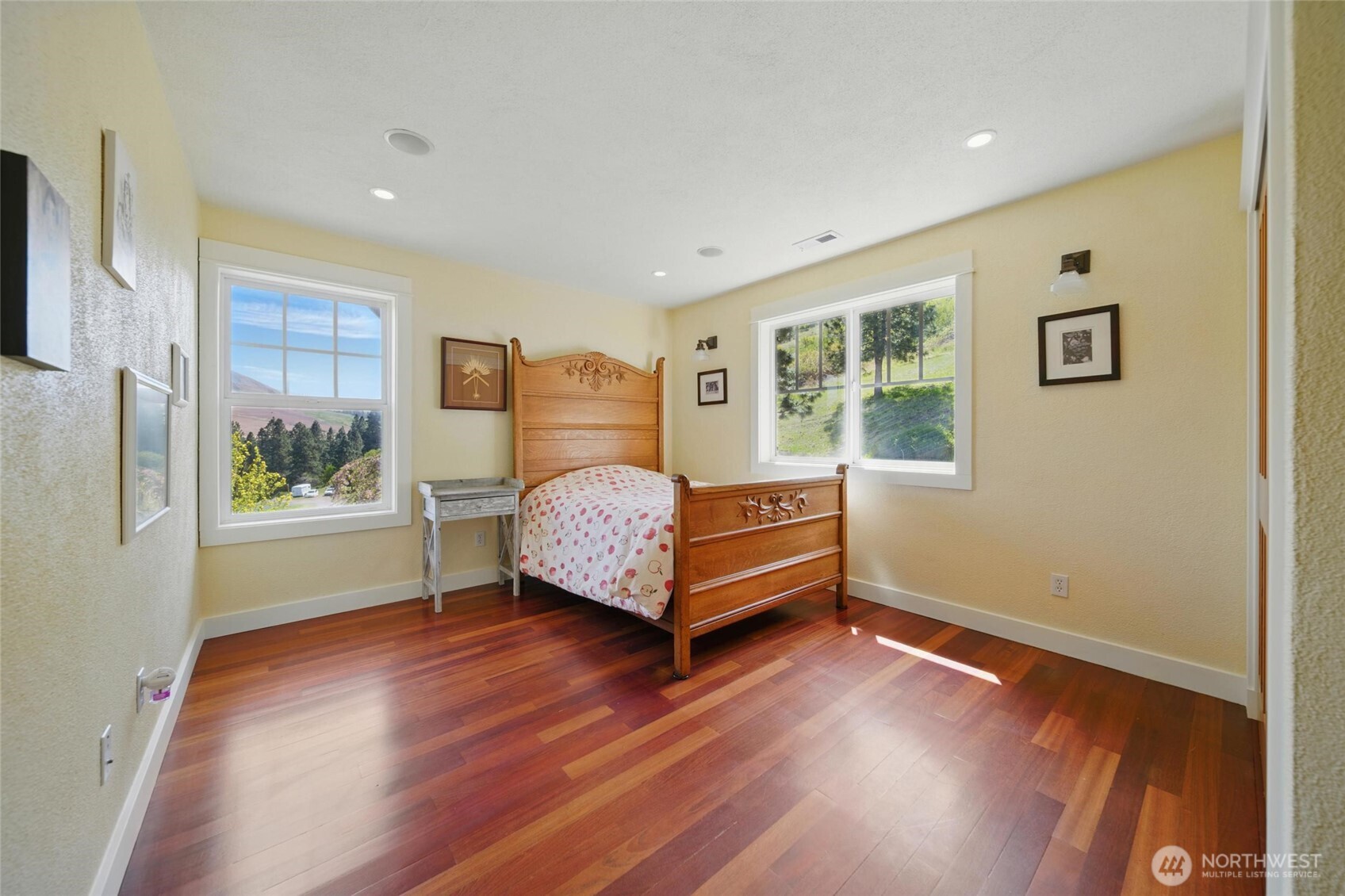 469 Tag Lane Walla Walla, WA 99362 - Photo 22 of 40 a room with a bed and a window