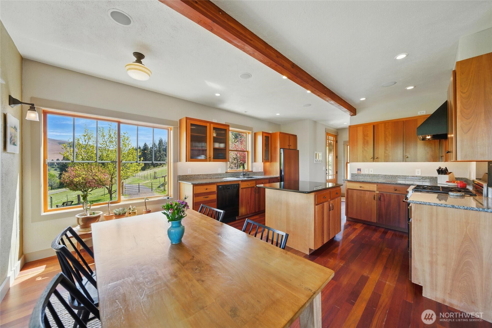 469 Tag Lane Walla Walla, WA 99362 - Photo 8 of 40 a living room with furniture and a large window