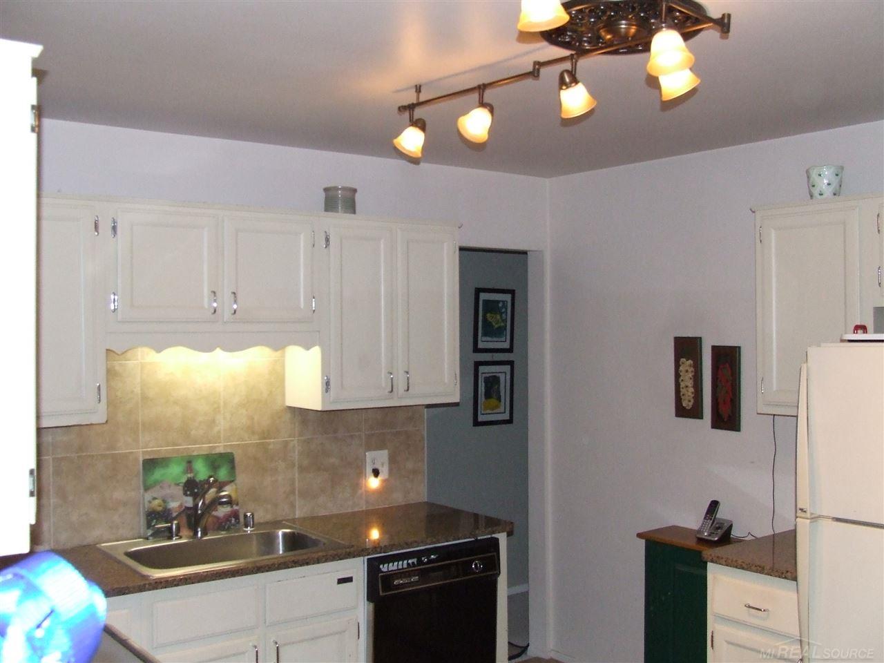 1135 Pine Ridge Court Rochester, MI 48306 - Photo 6 of 10 31238873-5.JPG