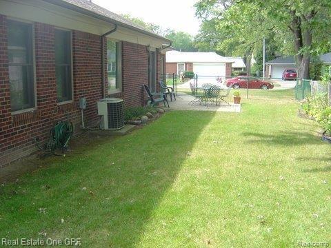 830 Fairford Road Grosse Pointe, MI 48236 - Photo 15 of 17 14DSC03778 BACK YARD