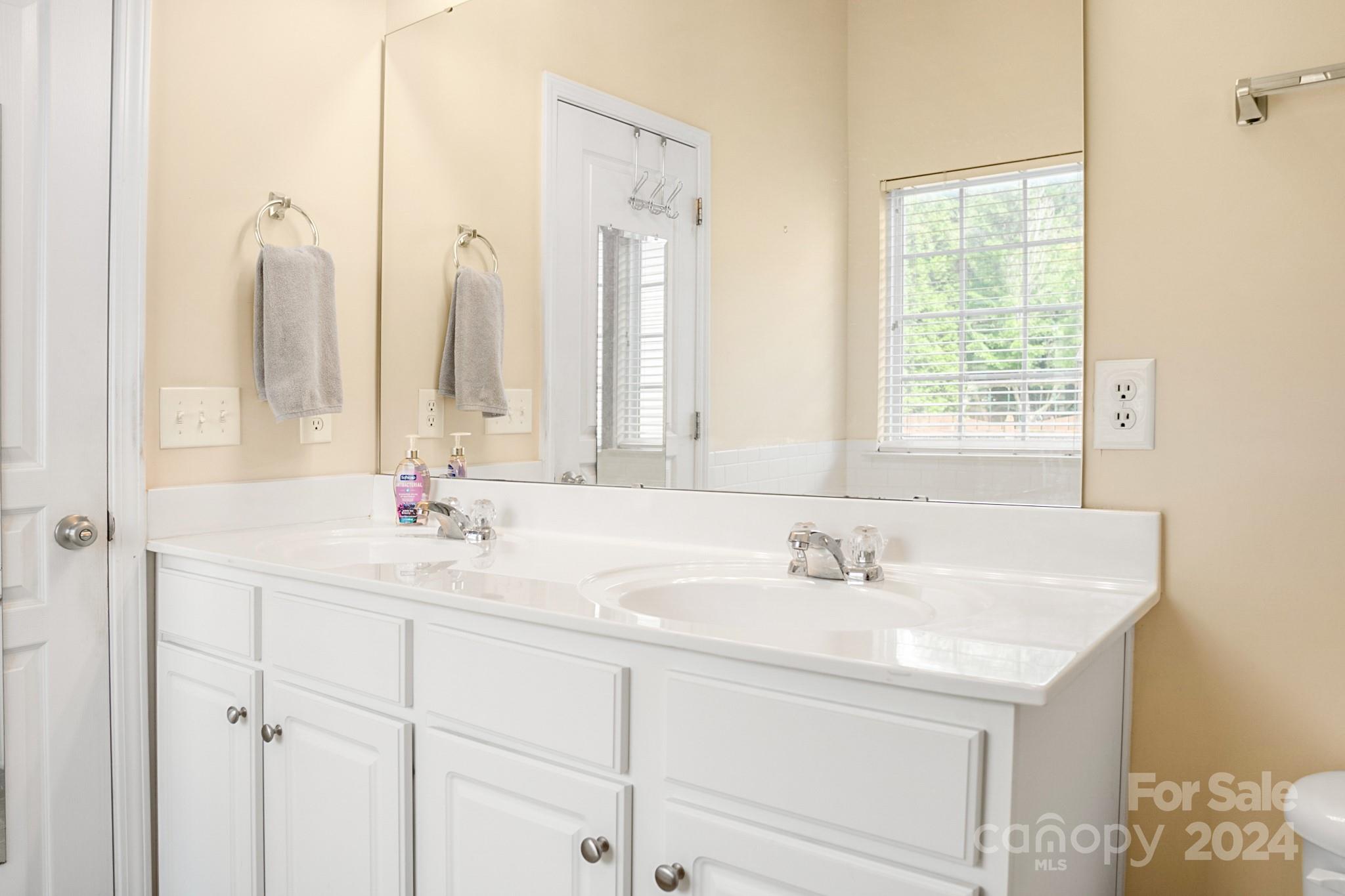 508 Marblewood Court Fort Mill, SC 29708 - Photo 15 of 21 a bathroom with double vanity sinks and a bathtub