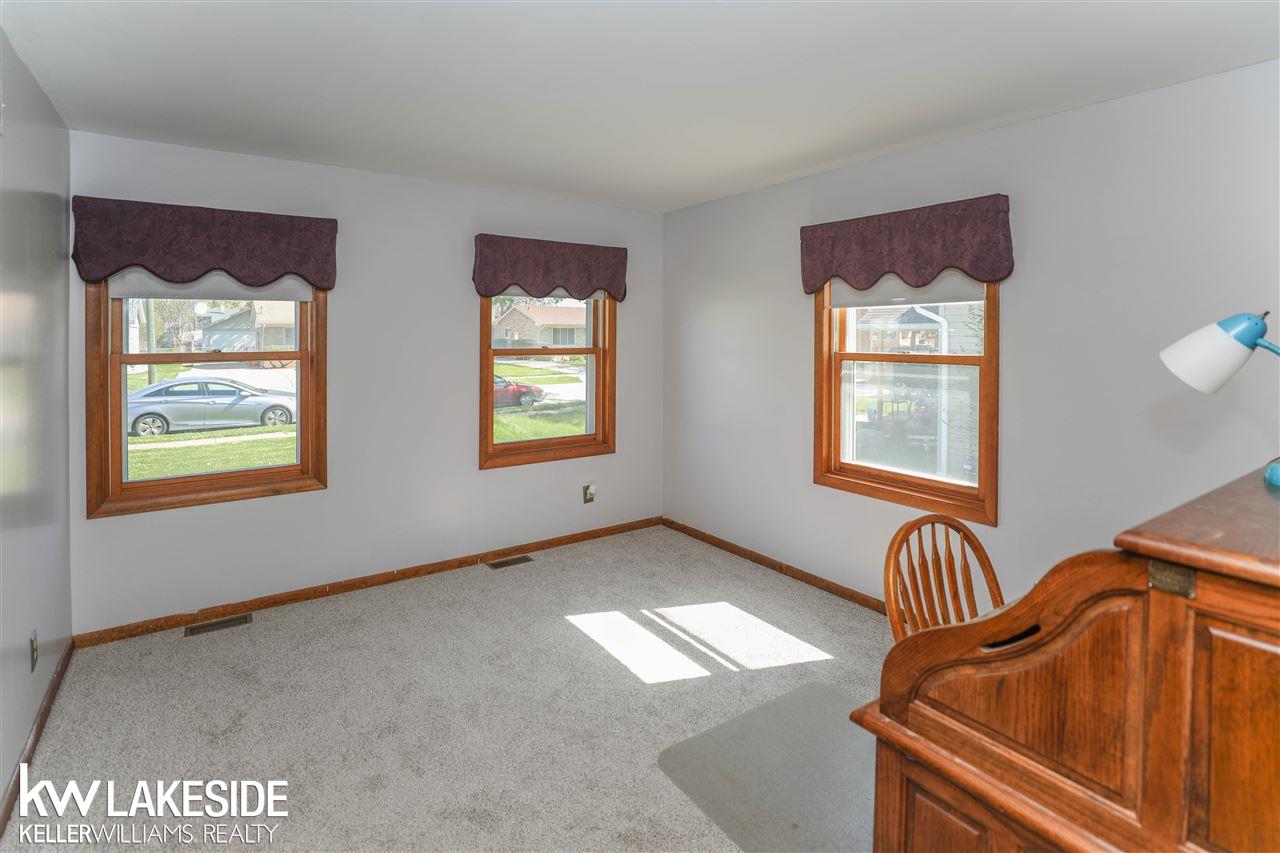 2484 Oakcrest Road Sterling Heights, MI 48310 - Photo 13 of 24 50011420-12.JPG