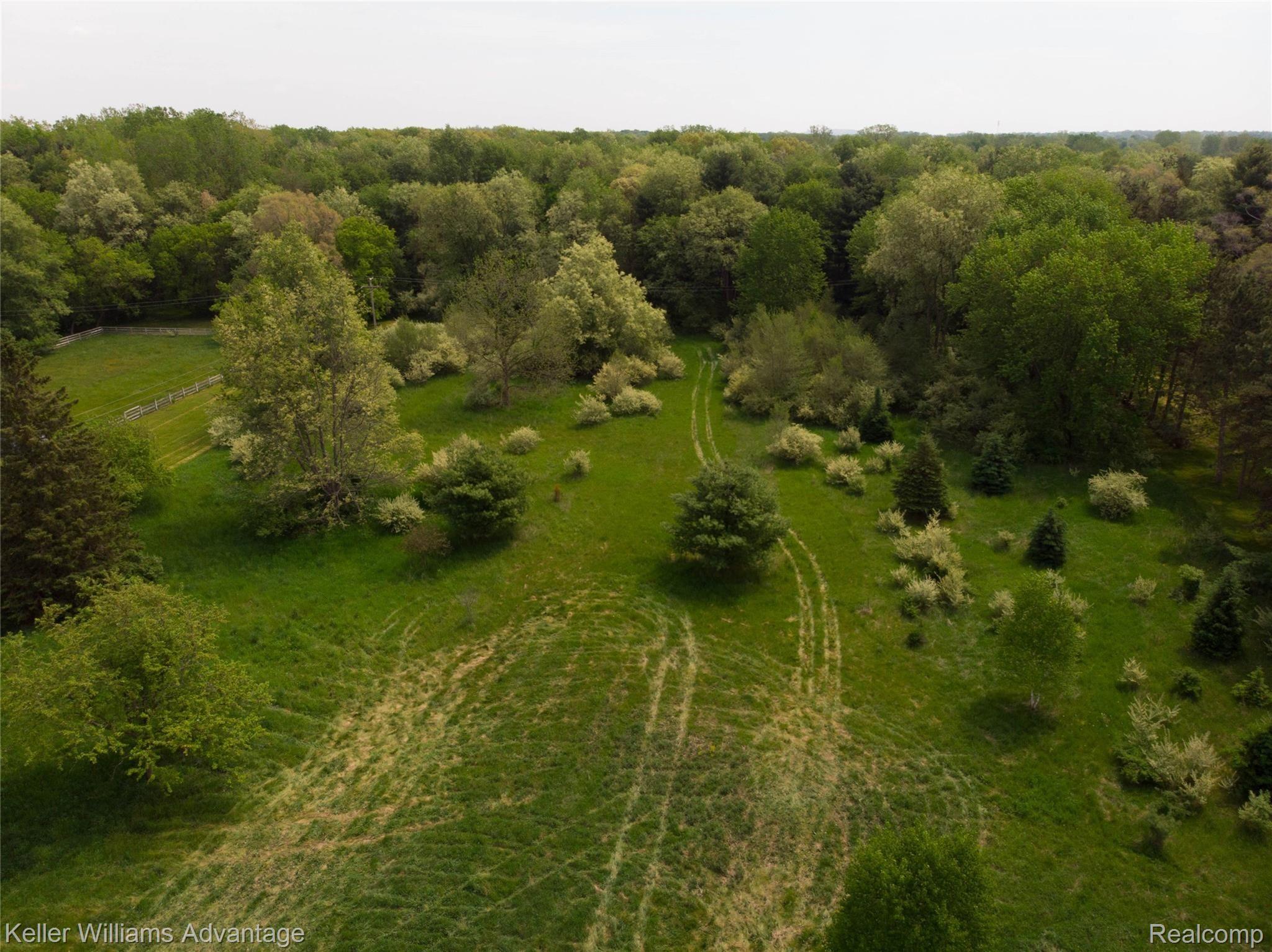 8134 Earhart Road South Lyon, MI 48178 - Photo 42 of 43 DJI_0015.jpg