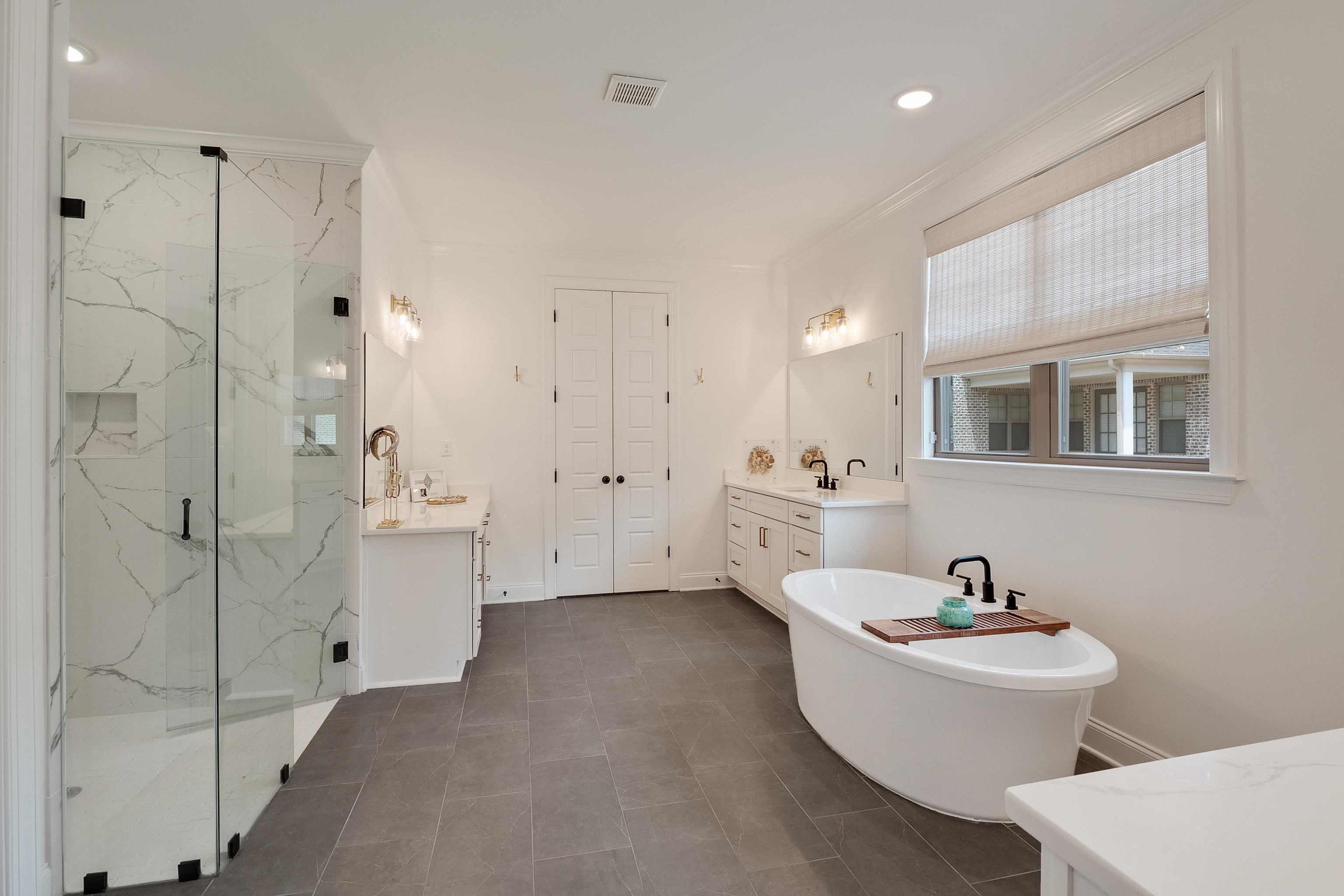 964 Collierville Arlington Road Collierville, TN 38017 - Photo 18 of 40 a bathroom with a toilet sink and shower