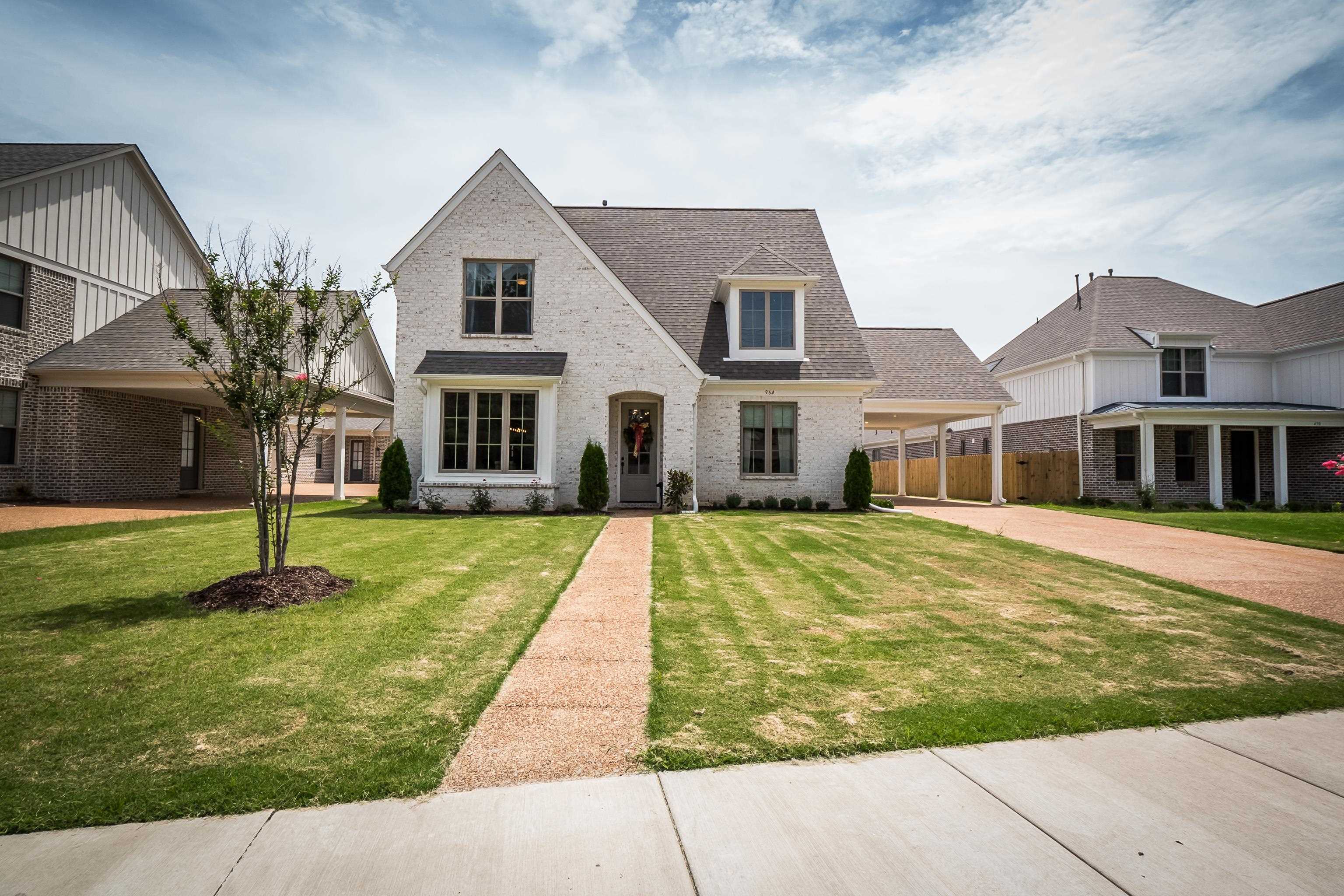 964 Collierville Arlington Road Collierville, TN 38017 - Photo 2 of 40 a front view of a house with a garden