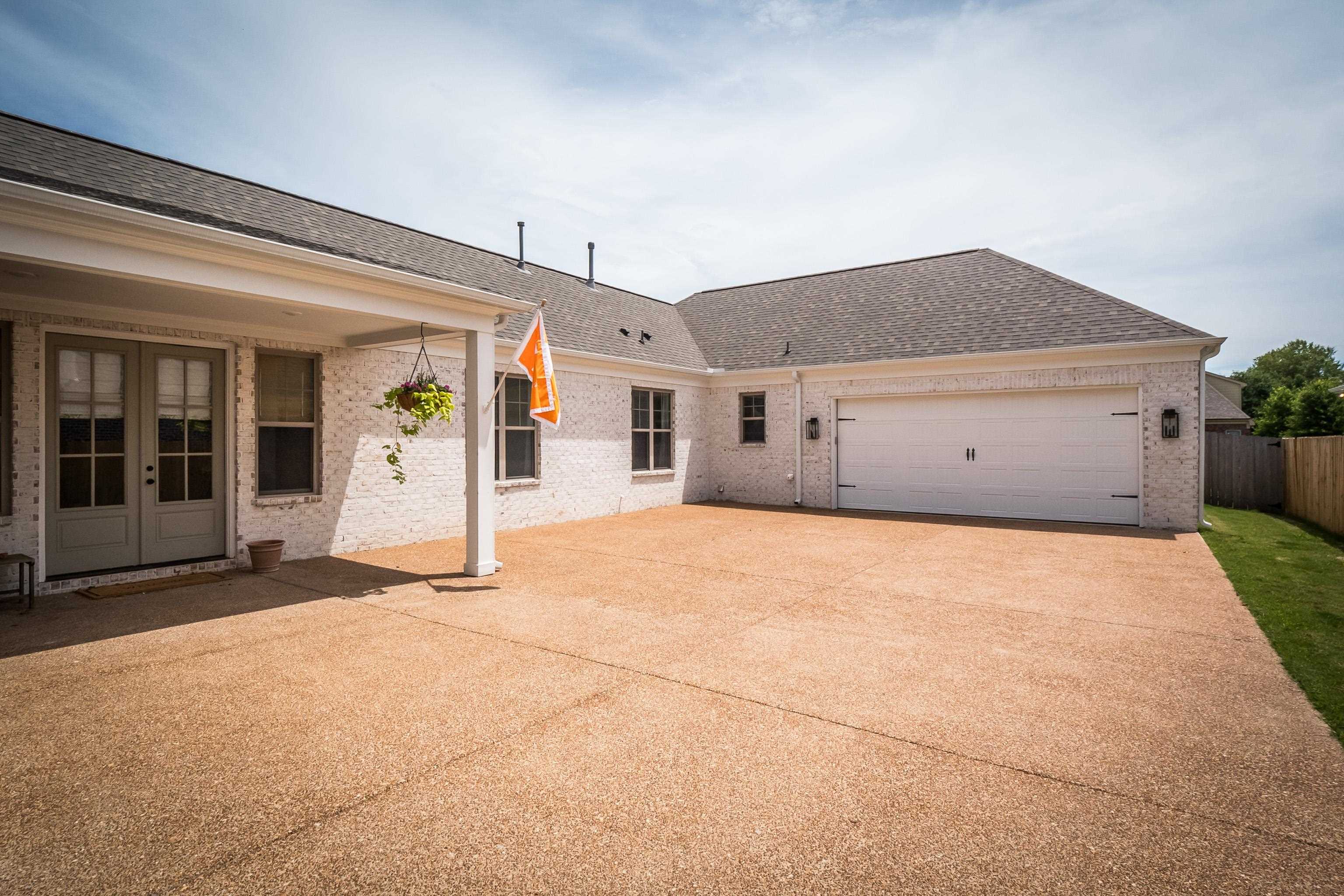 964 Collierville Arlington Road Collierville, TN 38017 - Photo 38 of 40 a view of a house with a garage