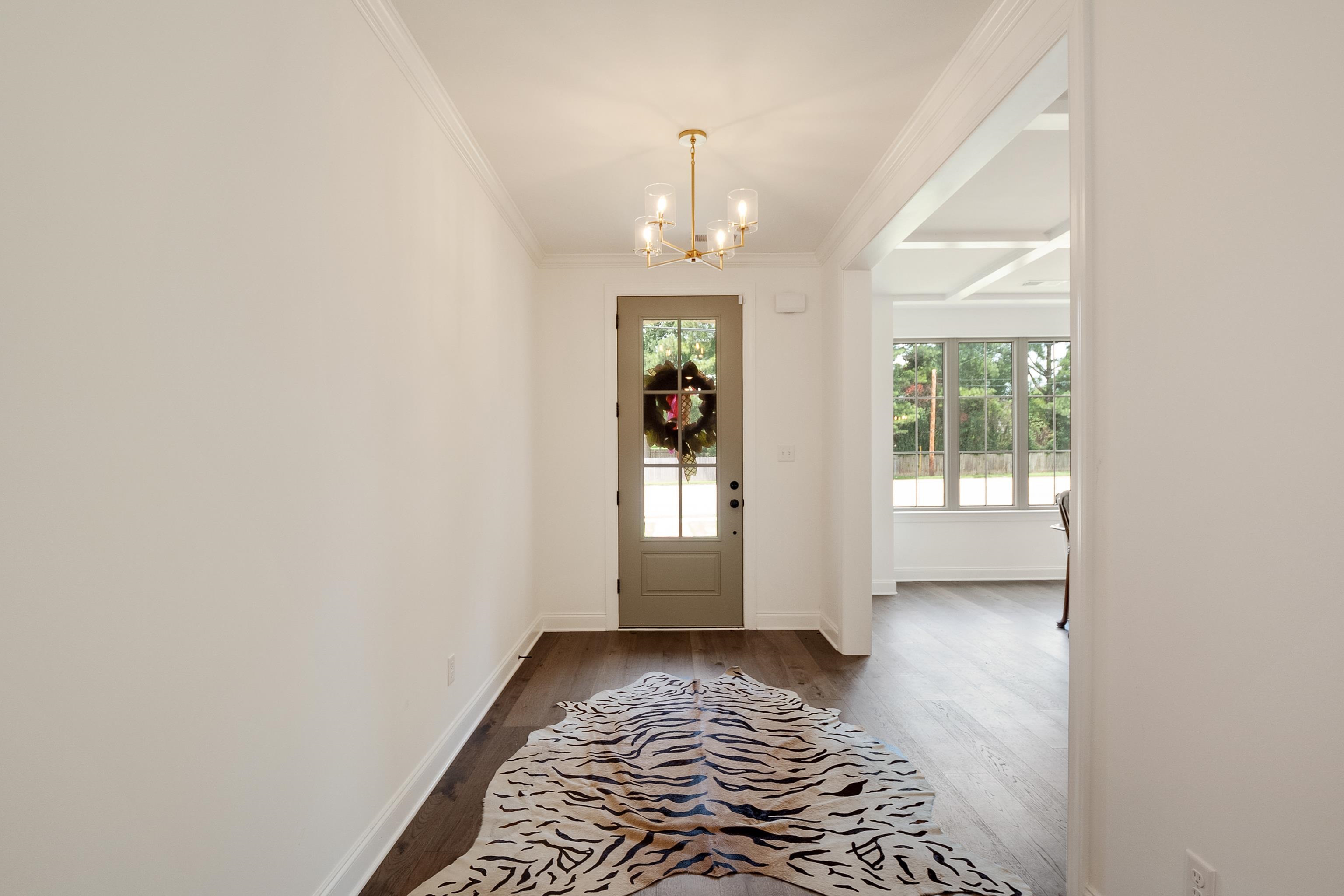 964 Collierville Arlington Road Collierville, TN 38017 - Photo 5 of 40 a view of a hallway with windows