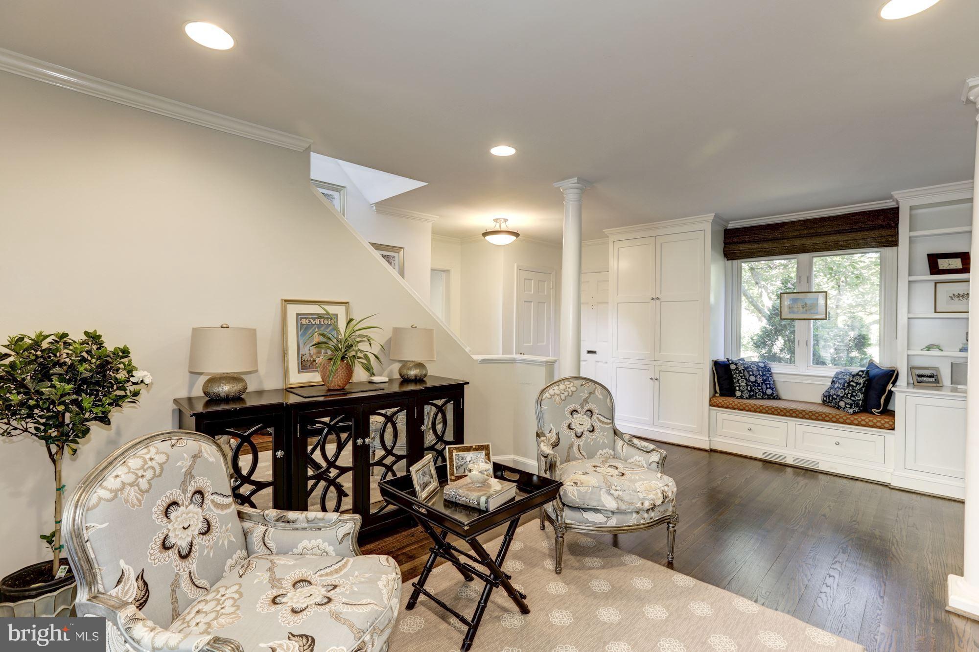 2810 Farm Road Alexandria, VA 22302 - Photo 6 of 30 Living Room