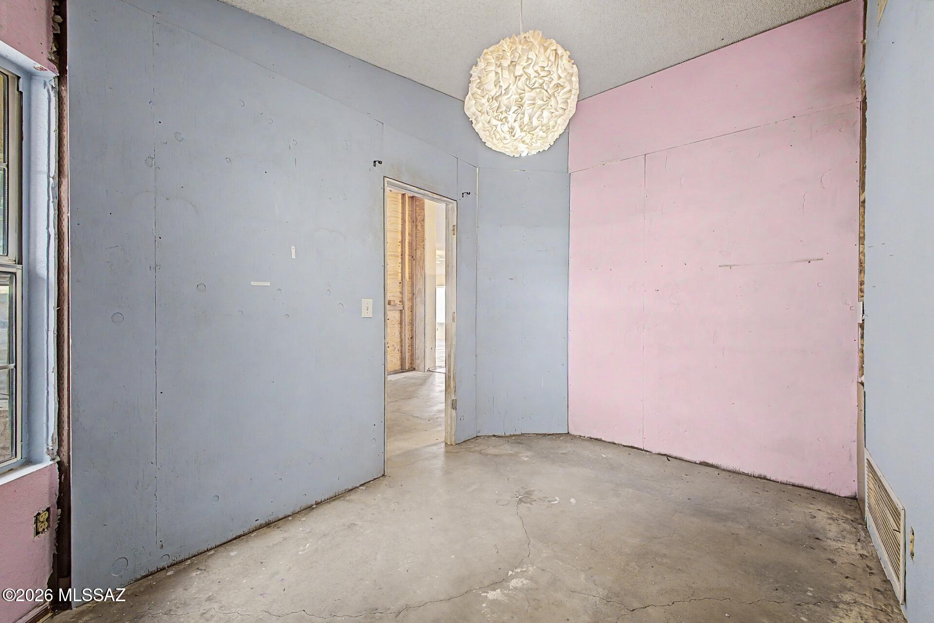 9810 East Stonehaven Way Tucson, AZ 85747 - Photo 26 of 27 an empty room with a window