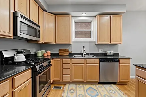 $425,000 | 4627 North Kenmore Avenue, Unit 1E, Chicago, IL 60640