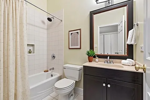 $425,000 | 4627 North Kenmore Avenue, Unit 1E, Chicago, IL 60640