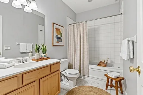 $425,000 | 4627 North Kenmore Avenue, Unit 1E, Chicago, IL 60640