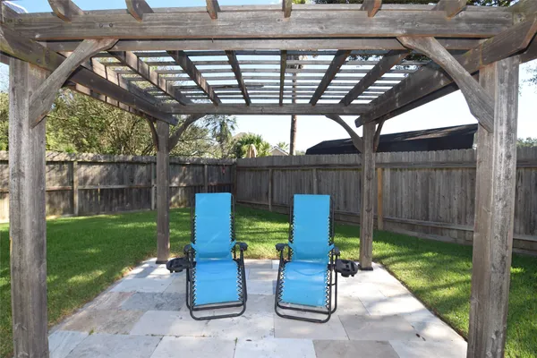 a view of a house with backyard and a tree