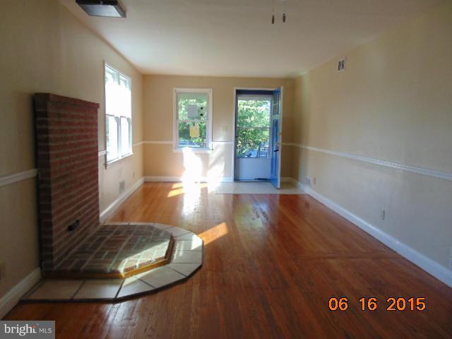 2537 Glencoe Road Baltimore, MD 21234 - Photo 4 of 12 Living Room