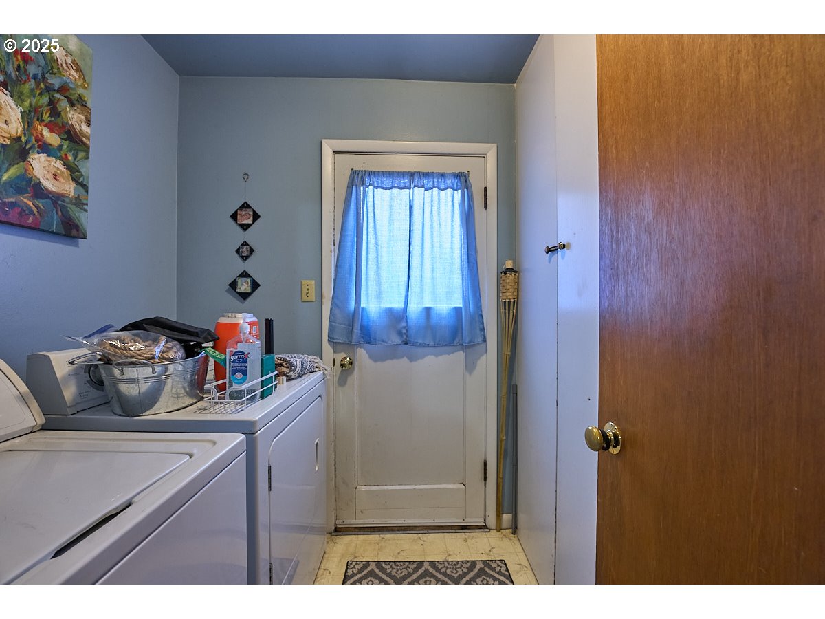 304 East Park Street Enterprise, OR 97828 - Photo 17 of 20 a utility room with closet dryer and washer