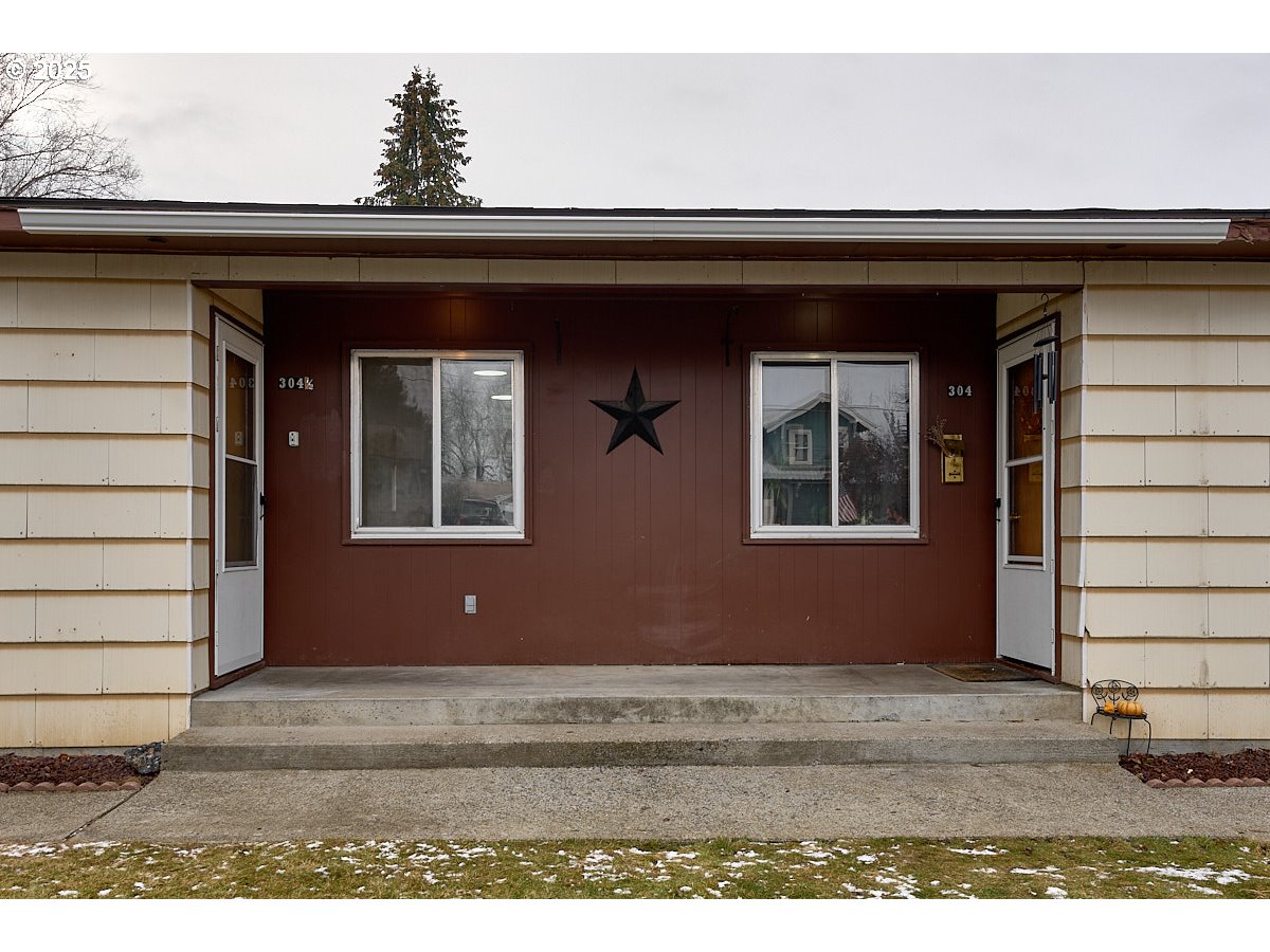 304 East Park Street Enterprise, OR 97828 - Photo 2 of 20 a view of entrance
