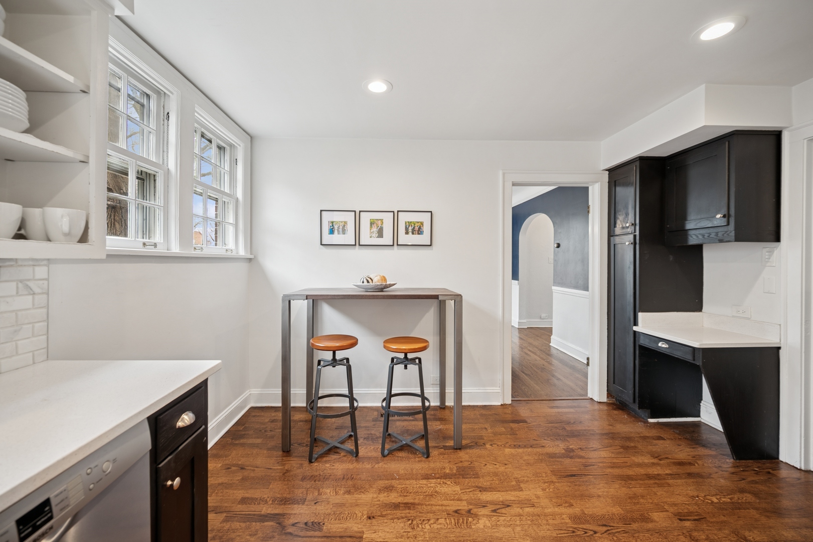 2145 Chestnut Avenue Wilmette, IL 60091 - Photo 12 of 38 a workspace with furniture and window