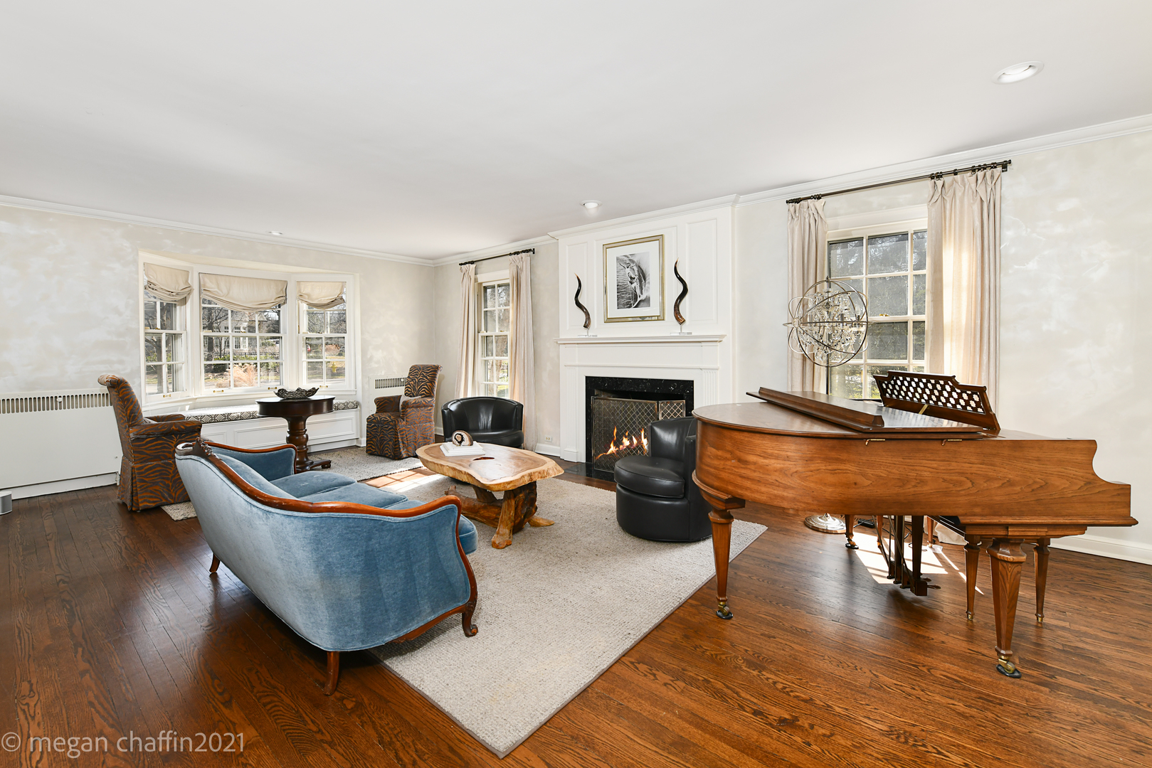 Undisclosed Address Winnetka, IL 60093 - Photo 4 of 38 a living room with furniture a table and a fireplace