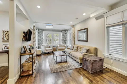 $1,400,000 | 1909 West Oakdale Avenue, Chicago, IL 60657