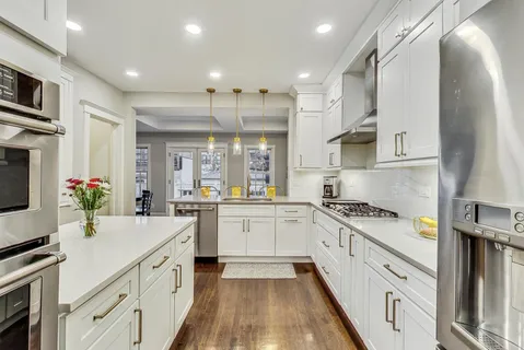 $1,400,000 | 1909 West Oakdale Avenue, Chicago, IL 60657