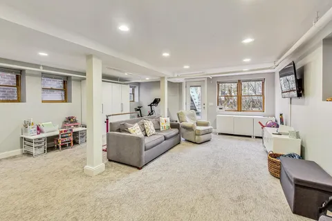 $1,400,000 | 1909 West Oakdale Avenue, Chicago, IL 60657