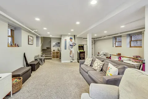 $1,400,000 | 1909 West Oakdale Avenue, Chicago, IL 60657