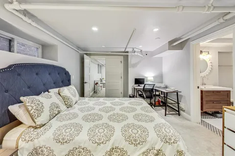 $1,400,000 | 1909 West Oakdale Avenue, Chicago, IL 60657