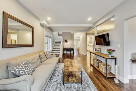 $1,400,000 | 1909 West Oakdale Avenue, Chicago, IL 60657