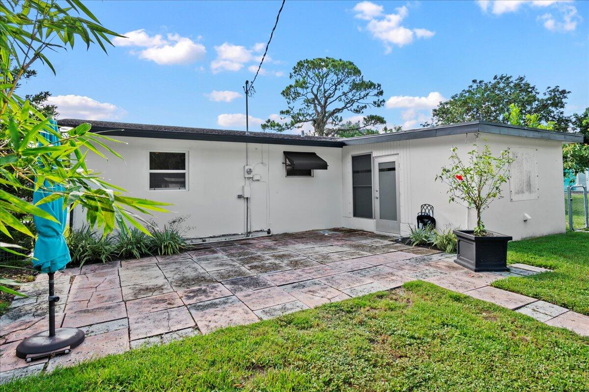 606 Pinegrove Avenue Jupiter, FL 33458 - Photo 9 of 11 a view of outdoor space and yard