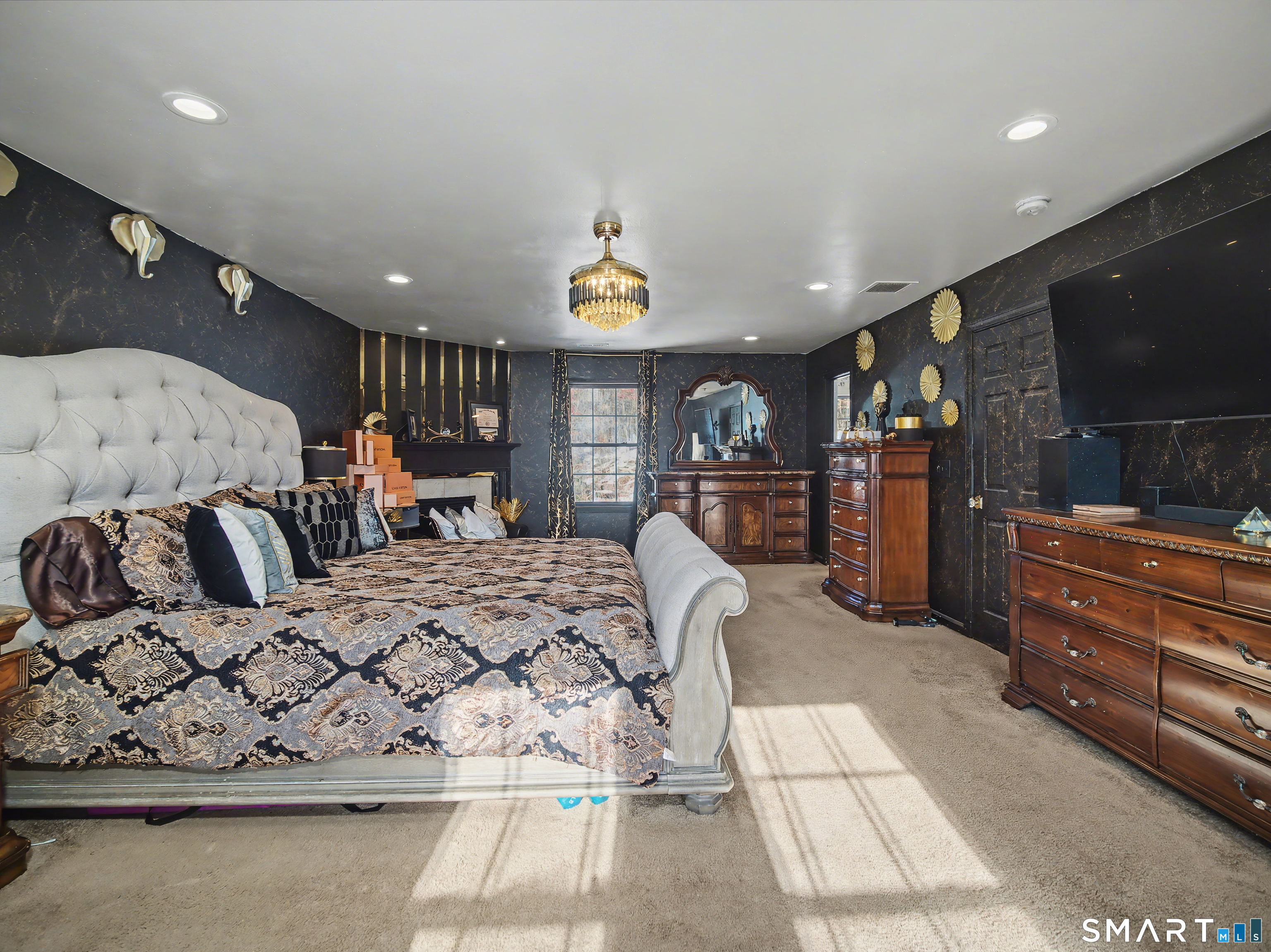 207 Ridgefield Avenue Waterbury, CT 06705 - Photo 4 of 37