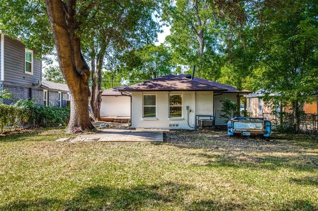 a view of a backyard of the house