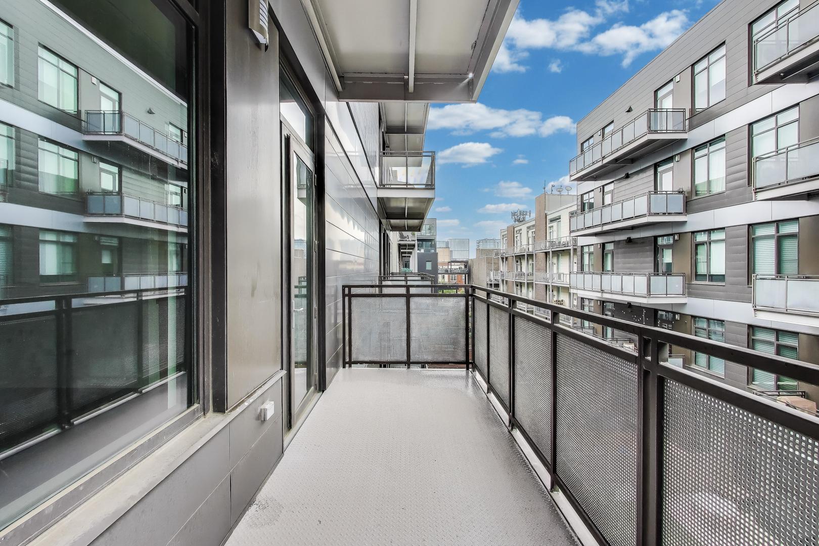 36 North Carpenter Street, Unit 4S Chicago, IL 60607 - Photo 16 of 32 a balcony with stainless steel appliances granite countertop a refrigerator and a stove