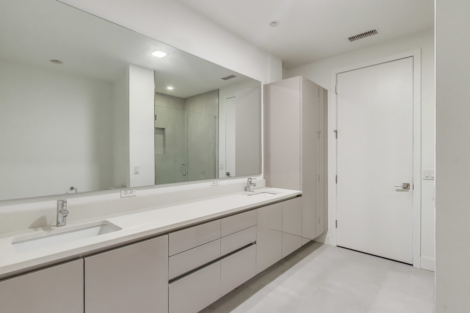 36 North Carpenter Street, Unit 4S Chicago, IL 60607 - Photo 23 of 32 a bathroom with a sink and a mirror