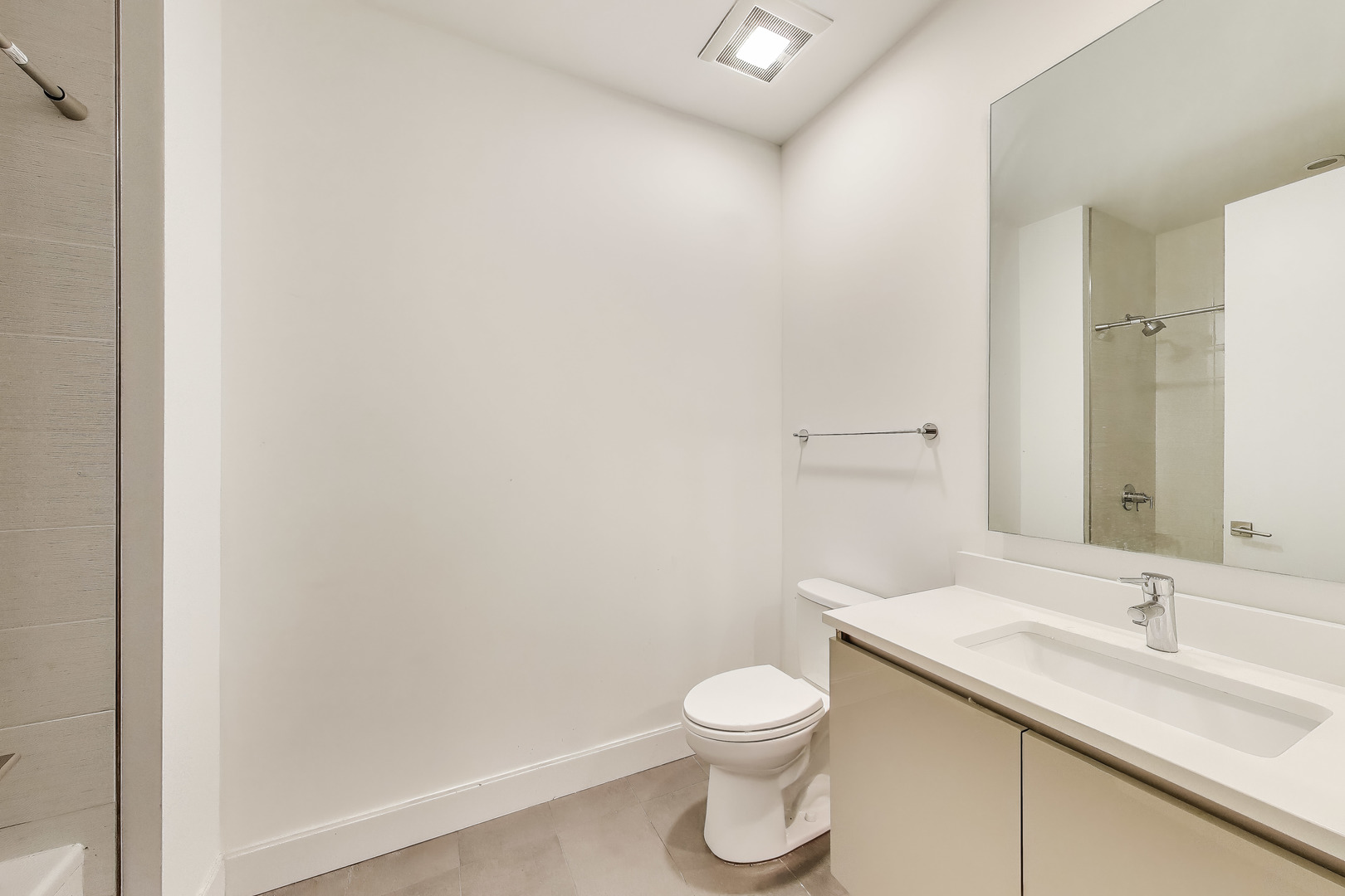 36 North Carpenter Street, Unit 4S Chicago, IL 60607 - Photo 27 of 32 a bathroom with a toilet a sink and mirror