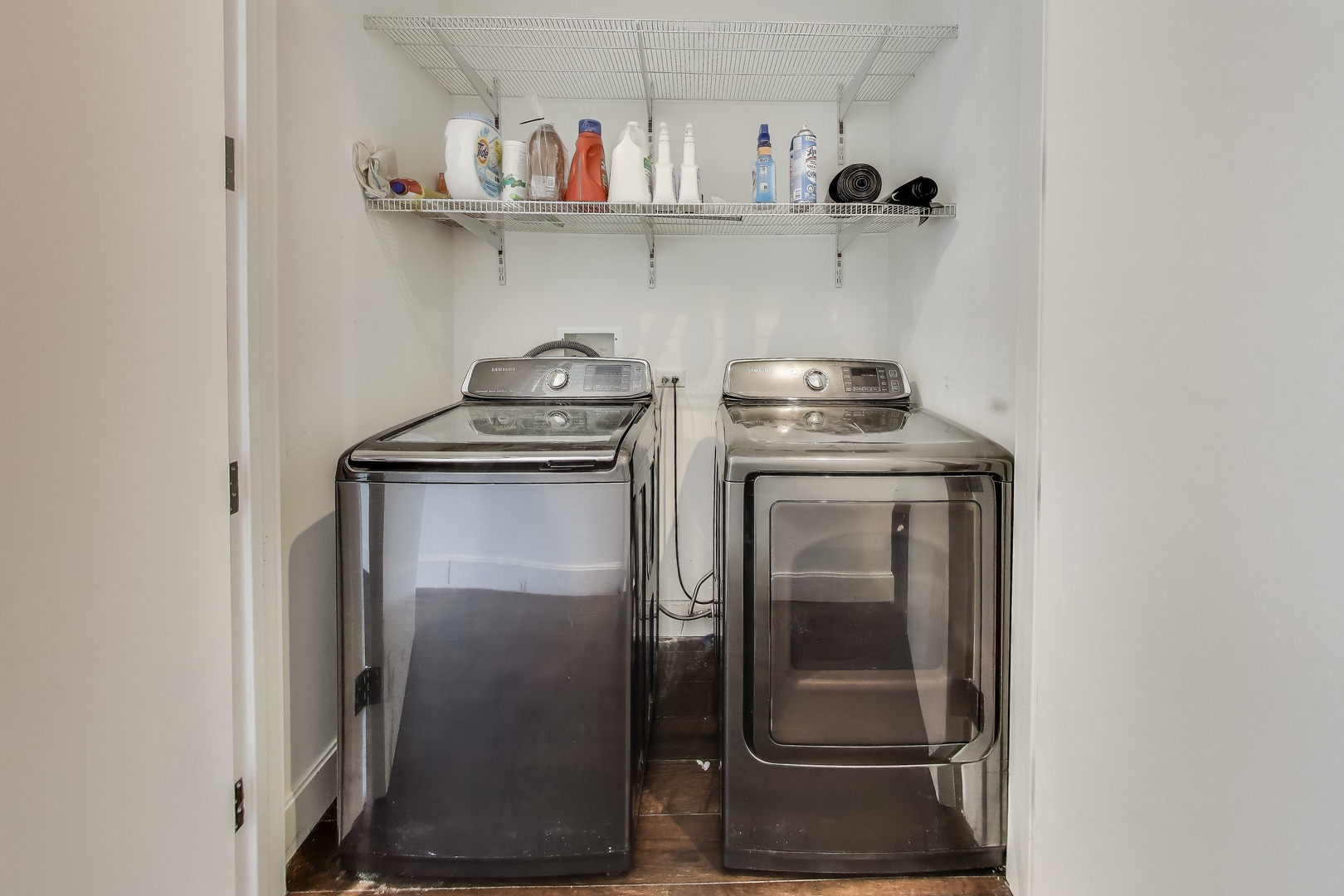 36 North Carpenter Street, Unit 4S Chicago, IL 60607 - Photo 30 of 32 a kitchen with a stove and a refrigerator