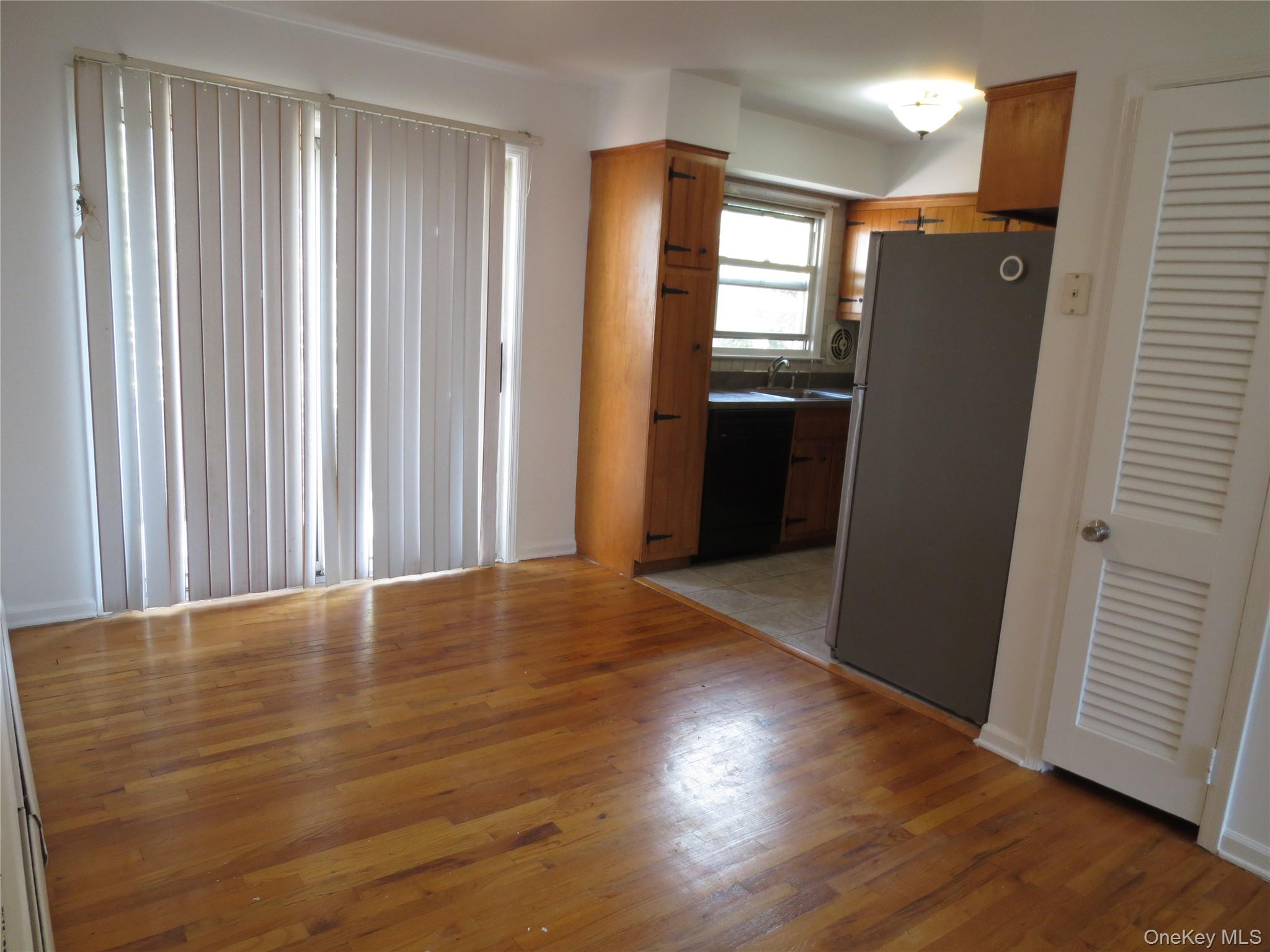 4 Oxford Court, Unit 8007 Suffern, NY 10901 - Photo 5 of 13 Dining area off kitchen