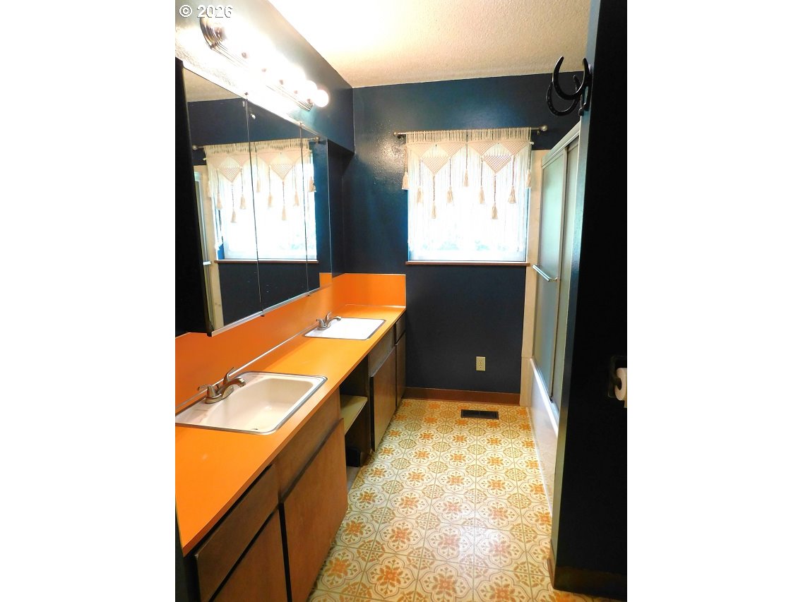 19512 Biggs Road Vernonia, OR 97064 - Photo 22 of 38 Bathroom